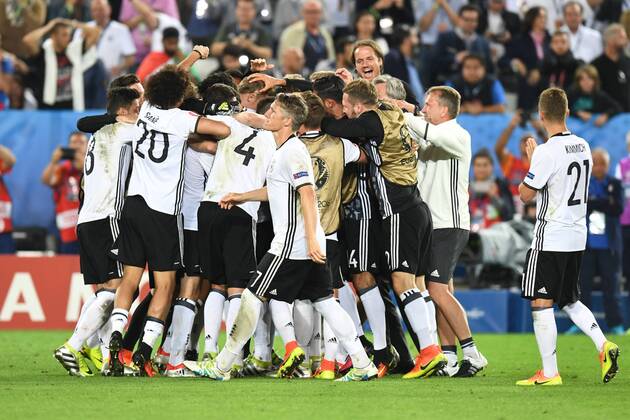 Fussball, Herren, Saison 2015 16, EM 2016 in Frankreich, Viertelfinale in Bordeaux, Deutschland - Italien, deutscher Jubel nach dem Sieg im Elfmeterschießen, 02.07.2016,