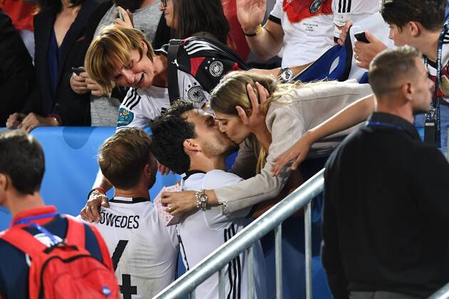 Fussball, Herren, Saison 2015 16, EM 2016 in Frankreich, Viertelfinale in Bordeaux, Deutschland - Italien, Jubel nach dem Elfmeterschießen, Mats Hummels (Nr. 5, Deutschland) mit Ehefrau Cathy Hummels und Benedikt Höwedes (Nr. 4, Deutschland)