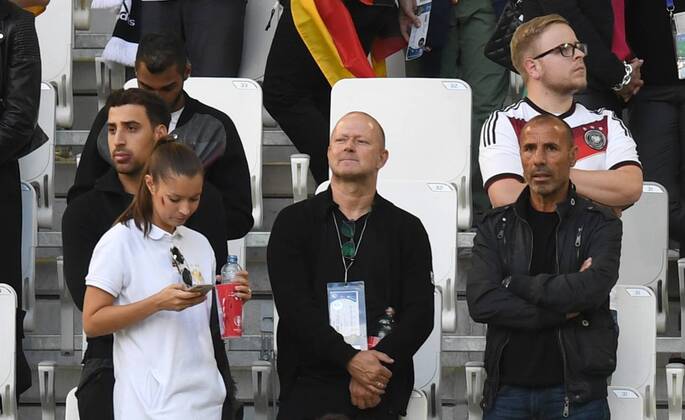Fussball, Herren, Saison 2015 16, EM 2016 in Frankreich, Viertelfinale in Bordeaux, Deutschland - Italien 1:1 n. V., 6:5 n. E., Angehörige und Begleitung von Sami Khedira (Deutschland), v. l. Bruder Rani und weibliche Begleitung, Berater Jörg Neubauer, Vater Lazhar, 02.07. 2016,