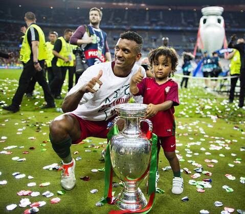 Saint-Denis Paris, 10.07.2016, Stade de France Schlussjubel von Europameister Nani (Portugal) mit Kind Portugal - Frankreich mm