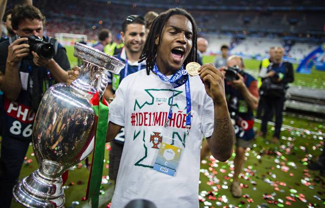 Saint-Denis Paris, 10.07.2016, Stade de France Schlussjubel von Europameister Renato Sanches (Portugal) mit Medaille und Pokal Portugal - Frankreich mm