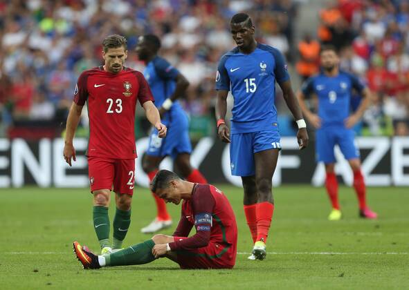 10.07.2016, Stade de France, St. Denis, FRA, UEFA EURO EM Europameisterschaft Fussball 2016, Portugal vs Frankreich, Finale, im Bild Cristiano Ronaldo of Portugal sits on the pitch injured as team mate Adrien Silva and Paul Pogba of France look on Cristiano Ronaldo of Portugal sits on the pitch injured as team mate Adrien Silva and Paul Pogba of France look on during final match between Portugal and France of the UEFA EURO 2016 France at the Stade de France in St. Denis, France on 2016 07 10. St. Denis  EX_FOCUS_FIL  
