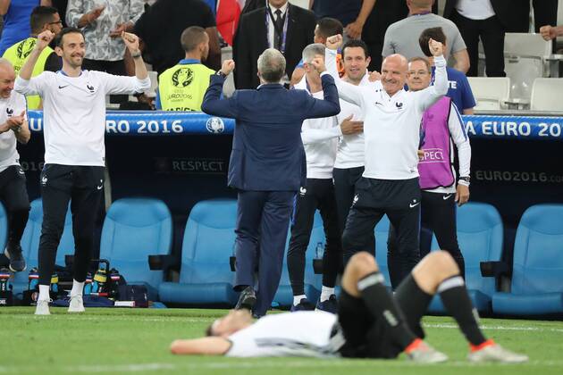 Nationaltrainer Didier Deschamps (Frankreich, France) jubelt nach dem Schlusspfiff - UEFA EURO EM Europameisterschaft Fussball 2016: Deutschland vs. Frankreich, Stade Velodrome Marseille, Halbfinale M50