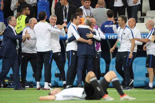 Nationaltrainer Didier Deschamps (Frankreich, France) jubelt nach dem Schlusspfiff - UEFA EURO EM Europameisterschaft Fussball 2016: Deutschland vs. Frankreich, Stade Velodrome Marseille, Halbfinale M50