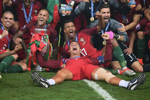 Cristiano RONALDO (POR) liegt neben dem Pokal,Cup,Trophaee,li:PEPE (POR),Joao MARIO (POR),NANI (POR),Rui PATRICIO, Torwart (POR),Jubel,Freude, Begeisterung,Teamfoto,Team,Mannschaft,Mannschaftsfoto,,Siegerehrung. Finale Spiel M51. Portugal (POR)-Frankreich (FRA) 1-0. am 10.07.2016 in Paris Saint Denis,Stade de France. Fussball EM 2016 in Frankreich vom 10.06. - 10.07.2016.