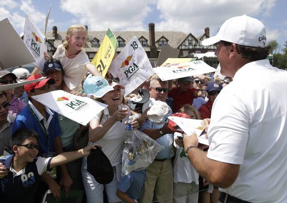Phil Mickelson signs autographs after his practice round at the PGA Golf Herren Championship at Baltusrol Golf Club in Springfield, New Jersey on July 26, 2016.  PGA20160726102 JOHNxANGELILLO