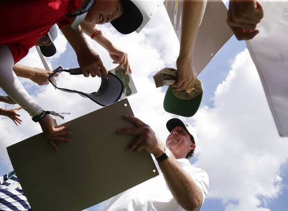 Phil Mickelson signs autographs after his practice round at the PGA Golf Herren Championship at Baltusrol Golf Club in Springfield, New Jersey on July 26, 2016.  PGA20160726128 JOHNxANGELILLO