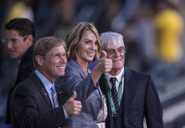 die ehemalige Kunstturnerin Nadia COMANECI, ROM, mit Ehemann Bart CONNER, USA, links, ehemaliger Turner, und Formel 1-Boss Bernie ECCLESTONE, GBR, Eroeffnungsfeier, Opening Ceremony im Maracana Stadion, am 05.08.2016 Olympische Sommerspiele 2016, vom 05.08. - 21.08.2016 in Rio de Janeiro Brasilien.