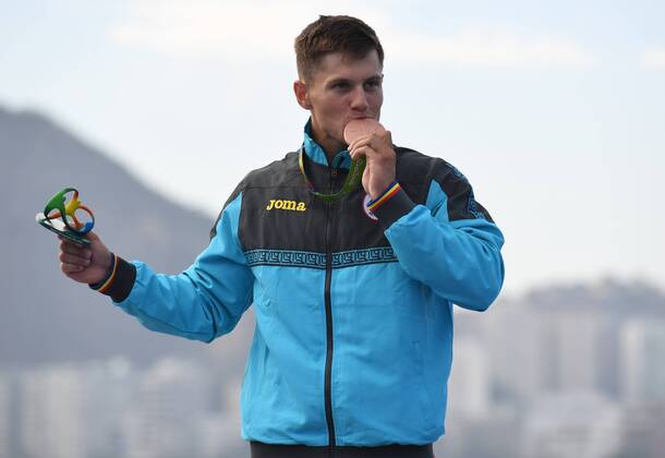 (160816) -- RIO DE JANEIRO, Aug. 16, 2016 -- Serghei Tarnovschi of Moldova celebrates at the awarding ceremony of men s canoe single 1000m final A at the 2016 Rio Olympic Games Olympische Spiele Olympia OS in Rio de Janeiro, Brazil, on Aug. 16, 2016. Serghei Tarnovschi won the bronze medal. )(dh) (SP)BRAZIL-RIO DE JANEIRO-OLYMPICS-MEN S CANOE SINGLE 1000M LuixSiuxWai 