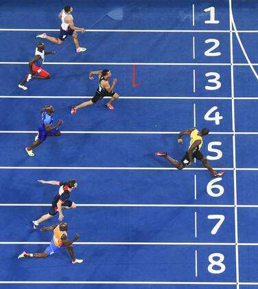 Themen der Woche - SPORT Bilder des Tages SPORT Rio 2016, Leichtathletik, Usain Bolt gewinnt Gold über 200m Olympics: Bolt wins 200m to complete sprint double Usain Bolt (R) of Jamaica crosses the finish line to win the gold medal in the men s 200 meters at the Rio de Janeiro Olympics on Aug. 18, 2016. (Photo taken from camera set up on stadium ceiling) 