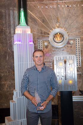 August 22, 2016 - New York, NY, USA - JORDAN SPIETH lights the Empire State Building to celebrate the PGA Golf Herren Tour s FedEx Cup, Monday, August, 22, 2016. Jordan Spieth Lights The Empire State Building - ZUMAb148