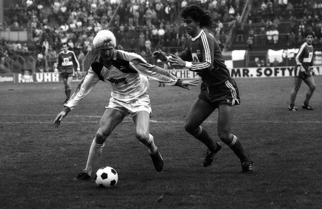 Stefan Effenberg (Borussia Mönchengladbach) gegen Klaus Mirwald (VfB Stuttgart)
