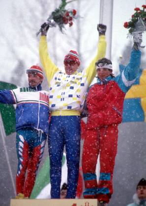 Olympische Winterspiele in Calgary, Siegerehrung 50 km Langlauf: Gunde Svan (Schweden) gewinnt vor Maurilio De Zolt (Italien) und Andreas Grünenfelder (Schweiz)