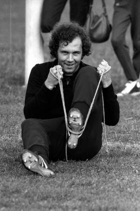 Training FC Bayern München, Franz Beckenbauer dehnt sich mit Hilfe eines Springseils