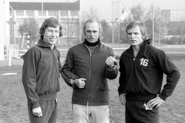 Training FC Bayern München, Trainer Udo Lattek zwischen den beiden Schweden Conny Torstensson und Björn Andersson