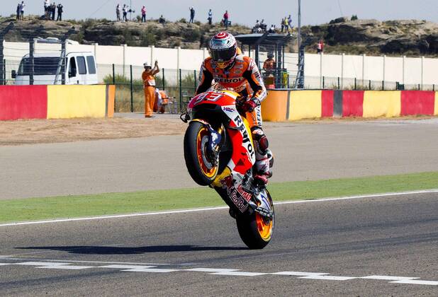 Bilder des Tages - Sport Spanish MotoGP rider Marc Marquez from Repsol Honda celebrates his victory in the Aragon MotoGP Grand Prix at the MotorLand Aragon circuit near Alcaniz, Teruel, Spain 25 September 2016. Motorcycling Grand Prix of Aragon !ACHTUNG: NUR REDAKTIONELLE NUTZUNG!  20160925-636104153582632151