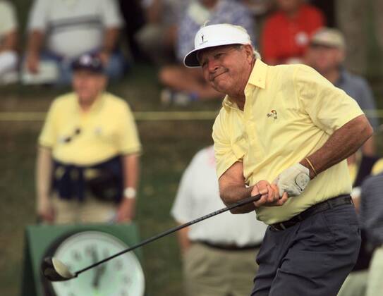 ARNOLD PALMER (Sept. 10, 1929 - Sept. 25, 2016) was an American professional golfer, who is generally regarded as one of the greatest players in professional golf history. He won numerous events on both the PGA Golf Herren Tour and Champions Tour, dating back to 1955. Nicknamed The King , he was one of golf s most popular stars and its most important trailblazer, because he was the first superstar of the s television age, which began in the 1950s. PICTURED: Feb. 18, 1999 - Lutz, Florida, U.S. - ARNOLD PALMER during the GTE Classic golf tournament, Thursday Pro-Am. Arnold Palmer 1929-2016 American Professional Golfer - ZUMAs70_
