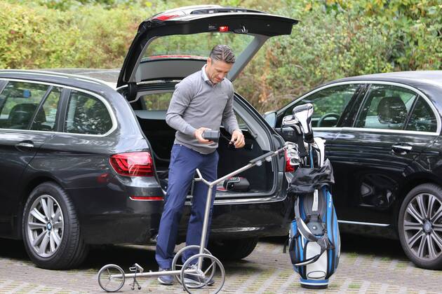 26.09.2016 Frankfurt, Frankfurter Golf Club Eintracht Frankfurt (SGE) Golf Open Trainer Niko Kovac Eintracht Frankfurt baut seinen Golfwagen zusammen