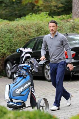 26.09.2016 Frankfurt, Frankfurter Golf Club Eintracht Frankfurt (SGE) Golf Open Trainer Niko Kovac Eintracht Frankfurt mit seinen Golfwagen auf dem Weg zur Driving Range