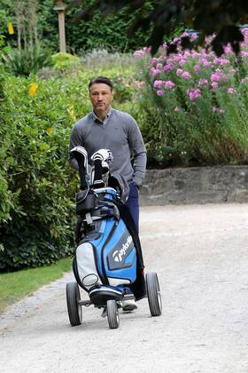 26.09.2016 Frankfurt, Frankfurter Golf Club Eintracht Frankfurt (SGE) Golf Open Trainer Niko Kovac Eintracht Frankfurt mit seinen Golfwagen auf dem Weg zur Driving Range