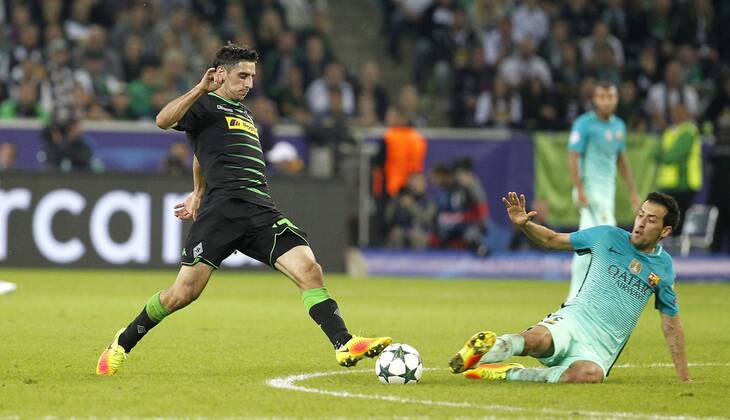 Lars Stindl (Bor. Moenchengladbach) (L) challenges Sergio Busquets FC Barcelona Barca during the Championsleague between Borussia Moenchengladbach and FC Barcelona, Borussiapark in Moenchengladbach on September 28., 2016. Borussia Mönchengladbach vs. FC Barcelona in der Champions League der Saison 2015 2016 am 28. September 2016.