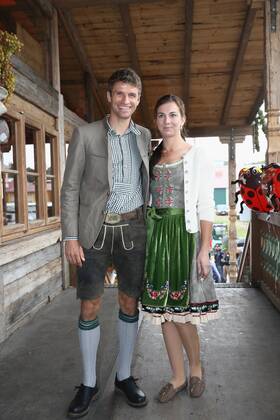 Thomas MUELLER (MÜLLER,Bayern Muenchen) mit Ehefrau Lisa, Fussball FC Bayern Muenchen, traditioneller Oktoberfestbesuch in der Kaefer Schenke, am 02.10.2016 in Muenchen Deutschland.