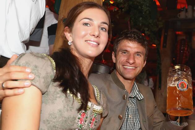 Thomas MUELLER (MÜLLER,Bayern Muenchen) mit ehefrau Lisa,Masskrug,Mass Bier. Fussball FC Bayern Muenchen, traditioneller Oktoberfestbesuch in der Kaefer Schenke, am 02.10.2016 in Muenchen Deutschland.