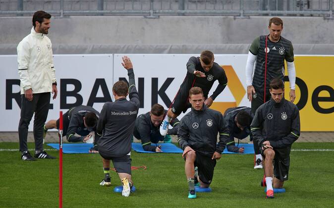 05.10.2016, Fussball Qualifikation Weltmeisterschaft 2018, Training der Deutschen Nationalmannschaft im Millerntor-Stadion, Hamburg. die Spieler wärmen sich auf , vorn v.l. Joshua Kimmich (Deutschland) und Julian Weigl (Deutschland)