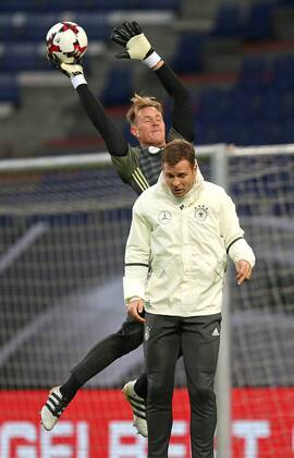 07.10.2016, Fussball Qualifikation Weltmeisterschaft 2018, Training der Deutschen Nationalmannschaft im Volksparkstadion Hamburg. v.l. Torwart Marc-Andre ter Stegen (Deutschland) und Manager Oliver Bierhoff (Deutschland)