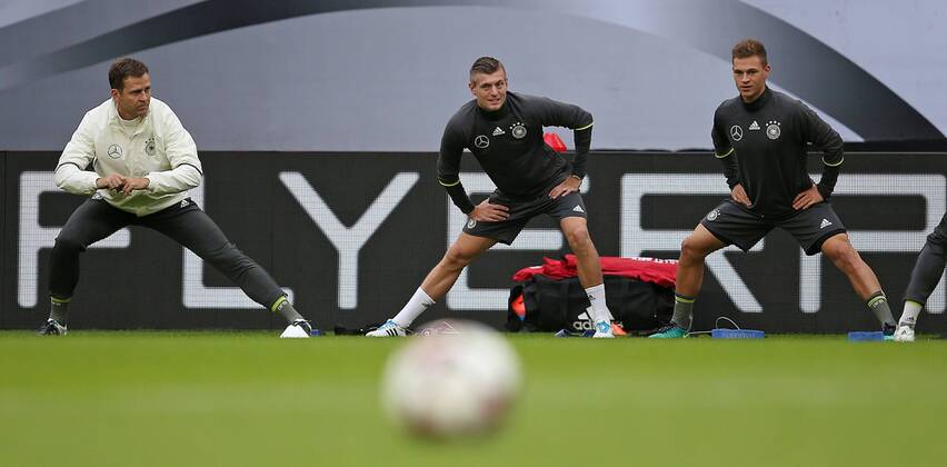 07.10.2016, Fussball Qualifikation Weltmeisterschaft 2018, Training der Deutschen Nationalmannschaft im Volksparkstadion Hamburg. v.l. Manager Oliver Bierhoff (Deutschland) , Toni Kroos (Deutschland) , Joshua Kimmich (Deutschland)