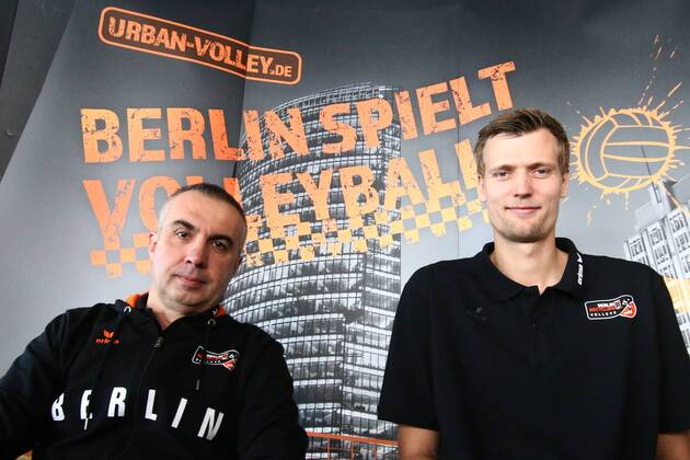 Volleyball, Herren, Saison 2015 16, Bundesliga, Saisonauftakt-PK BR Volleys, Cheftrainer Roberto Serniotti (Berlin Recycling Volleys), Mannschaftskapitän Robert Kromm (No. 3, Berlin Recycling Volleys), 10.10.16,