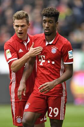 15.10.2016, Fussball 1.Bundesliga 2016 2017, 7.Spieltag, Eintracht Frankfurt - FC Bayern München, in der Commerzbank-Arena Frankfurt Main. v.li: Joshua Kimmich (FC Bayern München) mit Kingsley Coman (Bayern München). 