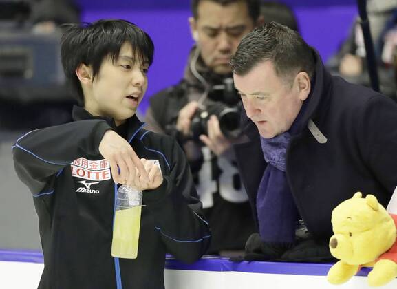 Japan s Hanyu ready for NHK Trophy Figure skating Eiskunstlauf event Yuzuru Hanyu of Japan (L) talks with his coach Brian Orser during an official practice session for the NHK Trophy figure skating event at the Makomanai Sekisui Heim Ice Arena in Sapporo on Nov. 24, 2016. The competition, the final event of the Grand Prix series, will be held from Nov. 25 through Nov. 27. 