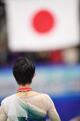 Yuzuru Hanyu (JPN), NOVEMBER 26, 2016 - Figure skating Eiskunstlauf : ISU Grand Prix of Figure Skating 2016 NHK Trophy, Men s Award Ceremony at Makomanai Sekisui Heim Ice Arena, Sapporo, Japan. NOxTHIRDxPARTYxSALES.  (dlra020849)