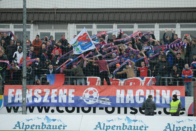 Fußball, Stadiongeschichte SpVgg Unterhaching v.li.: Fans de SpVgg Unterhaching zeigen Choreo, winken mit dem Schal, Fans, Publikum, Zuschauer, Stimmung, Atmosphäre, Stadion, Fussball, Regionalliga Bayern, SpVgg Unterhaching - FC Bayern München II, xslx