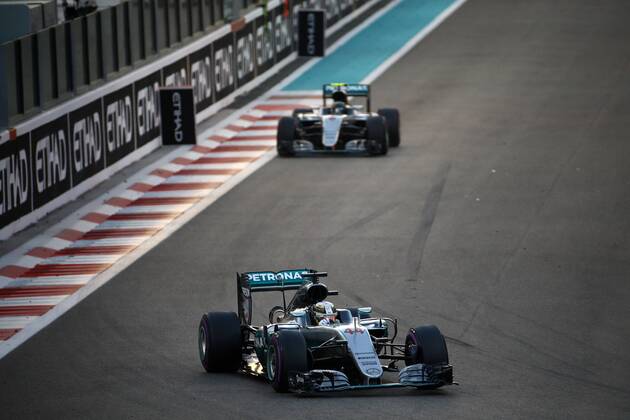 Abu Dhabi Grand Prix, UAE 24 - 27 November 2016 27.11.2016 - Race, Lewis Hamilton (GBR) Mercedes AMG F1 W07 Hybrid leads Nico Rosberg (GER) Mercedes AMG F1 W07 Hybrid 