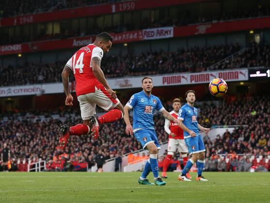 Arsenal s Theo Walcott scoring his sides second goal during the Premier League match at the Emirates Stadium, London. Picture date October 26th, 2016 Pic David Klein Sportimage EDITORIAL USE ONLY. No use with unauthorised audio, video, data, fixture lists, club league logos or live services. Online in-match use limited to 120 images, no video emulation. No use in betting, games or single club league player publications.
