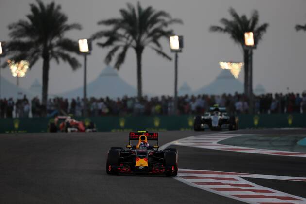 Abu Dhabi Grand Prix, UAE 24 - 27 November 2016 27.11.2016 - Race, Max Verstappen (NED) Red Bull Racing RB12 leads Nico Rosberg (GER) Mercedes AMG F1 W07 Hybrid 