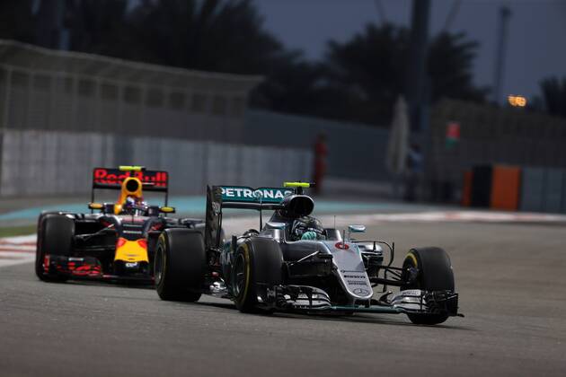 Abu Dhabi Grand Prix, UAE 24 - 27 November 2016 27.11.2016 - Race, Nico Rosberg (GER) Mercedes AMG F1 W07 Hybrid and Max Verstappen (NED) Red Bull Racing RB12 