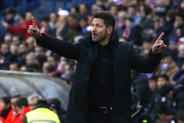 Atletico Madrid s Argentinian head coach Diego Pablo Simeone gives instructions to his players during the Spanish Liga s Primera Division match between Atletico Madrid and Las Palmas at Vicente Calderon stadium in Madrid, central Spain, 17 December 2016. ATLETICO MADRID VS. LAS PALMAS !ACHTUNG: NUR REDAKTIONELLE NUTZUNG!  20161217-636175947059564341