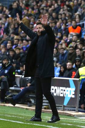 Atletico Madrid s Argentinian head coach Diego Pablo Simeone gives instructions to his players during the Spanish Liga s Primera Division match between Atletico Madrid and Las Palmas at Vicente Calderon stadium in Madrid, central Spain, 17 December 2016. ATLETICO MADRID VS. LAS PALMAS !ACHTUNG: NUR REDAKTIONELLE NUTZUNG!  20161217-636175947081403921