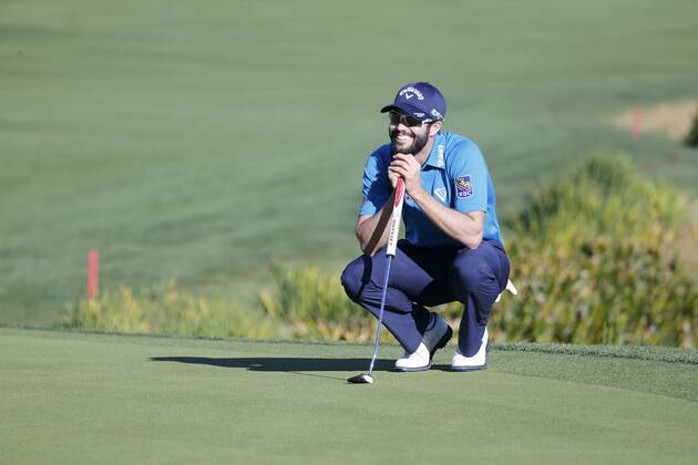 Bilder des Tages - SPORT January 21, 2017 Adam Hadwin of Canada lines up a putt on the 18th hole during the third round of the CareerBuilder Challenge at La Quinta Country Club in La Quinta, California. CSM GOLF 2017: CareerBuilder Challenge JAN 21 - ZUMAc04_ 20170121_zaf_c04_345