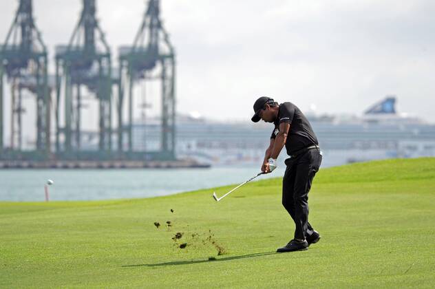 (170122) -- SINGAPORE, Jan. 22, 2017 -- Juvic Pagunsan of the Philippines tees off during the SMBC Singapore Open held at Singapore s Sentosa Golf Club, Jan. 22, 2017. ) (SP)SINGAPORE-GOLF-SMBC SINGAPORE OPEN ThenxChihxWey 