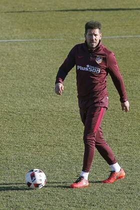 Atletico Madrid s Argentinian head coach Diego Simeone during the training of the team held at Cerro del Espino Sports Complex in Madrid, Spain on 24 January 2017. Atletico Madrid will face UD Eibar in their King s Cup quarter finals second leg match upcoming 25. ATLETICO MADRID S TRAINING !ACHTUNG: NUR REDAKTIONELLE NUTZUNG!  20170124-636208758383683791
