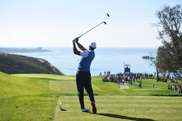 Bilder des Tages - SPORT SAN DIEGO, CA - JANUARY 26: Tiger Woods hits from the third hole tee on the South Course during the first round of the Farmers Insurance Open golf tournament at Torrey Pines Municipal Golf Course. (Photo by Brian Rothmuller Icon Sportswire) GOLF: JAN 26 PGA Golf Herren - Farmers Insurance Open - First Round Icon170126008 EDITORIAL USE ONLY