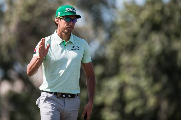Rafa Cabrera Bello of Spain acknowledges the crowd during the PGA Golf Herren European Tour Dubai Desert Classic Tournament Day 3 at the Emirates Golf Club, Dubai, UAE on 4 February 2017. Copyright: xGrantxWinterx 14030079