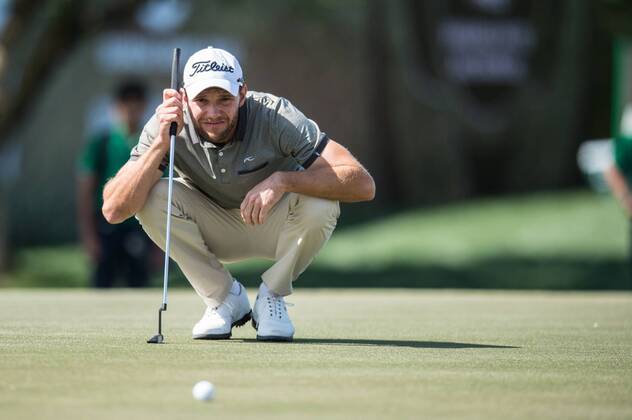 Bilder des Tages - SPORT Maximillian Kieffer of Germany lines up a putt with his caddy during the PGA Golf Herren European Tour Dubai Desert Classic Tournament Day 3 at the Emirates Golf Club, Dubai, UAE on 4 February 2017. Copyright: xGrantxWinterx 14030083