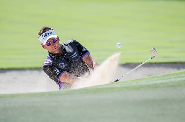 Ian Poulter of England plays from the bunker during the PGA Golf Herren European Tour Dubai Desert Classic Tournament Day 3 at the Emirates Golf Club, Dubai, UAE on 4 February 2017. Copyright: xGrantxWinterx 14030087