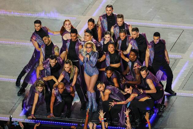 HOUSTON, TX - FEBRUARY 05: Lady Gaga performs during the Pepsi Halftime Show for Super Bowl LI on February 05, 2017, at NRG Stadium in Houston, TX. (Photo by Rich Graessle Icon Sportswire) NFL American Football Herren USA FEB 05 Super Bowl LI - Halftime Show Icon020517038351 EDITORIAL USE ONLY