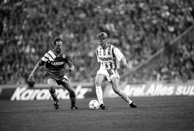 Stefan Effenberg (Borussia Mönchengladbach) gegen Andreas Müller (FC Schalke 04)